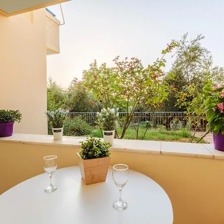 Seaview Terrace Haven-perfect Location By The Sea