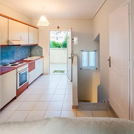 Seaview Terrace Haven-perfect Location By The Sea Avía