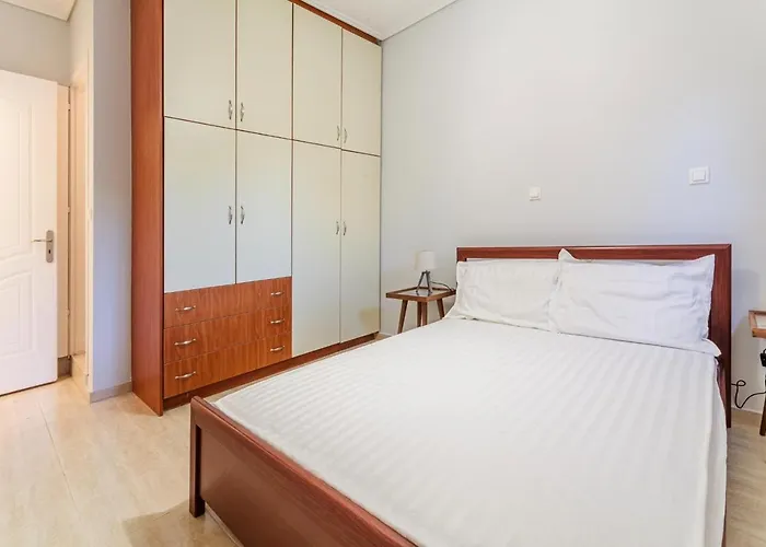 Seaview Terrace Haven-perfect Location By The Sea Avía